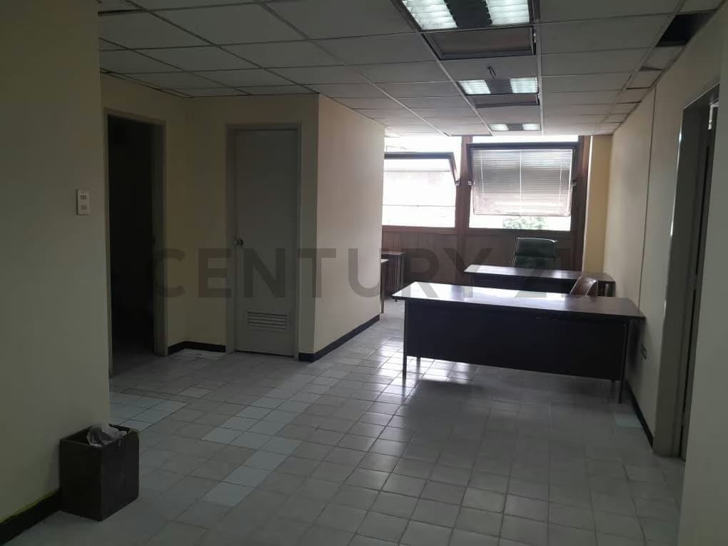 JCC- SE ALQUILA ILUMINADA OFICINA UBICADA EN EL CENTRO COMERCIAL PALO VERDE - 8