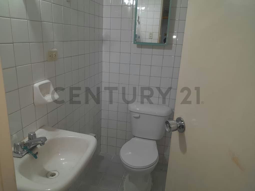 JCC- SE ALQUILA ILUMINADA OFICINA UBICADA EN EL CENTRO COMERCIAL PALO VERDE - 9