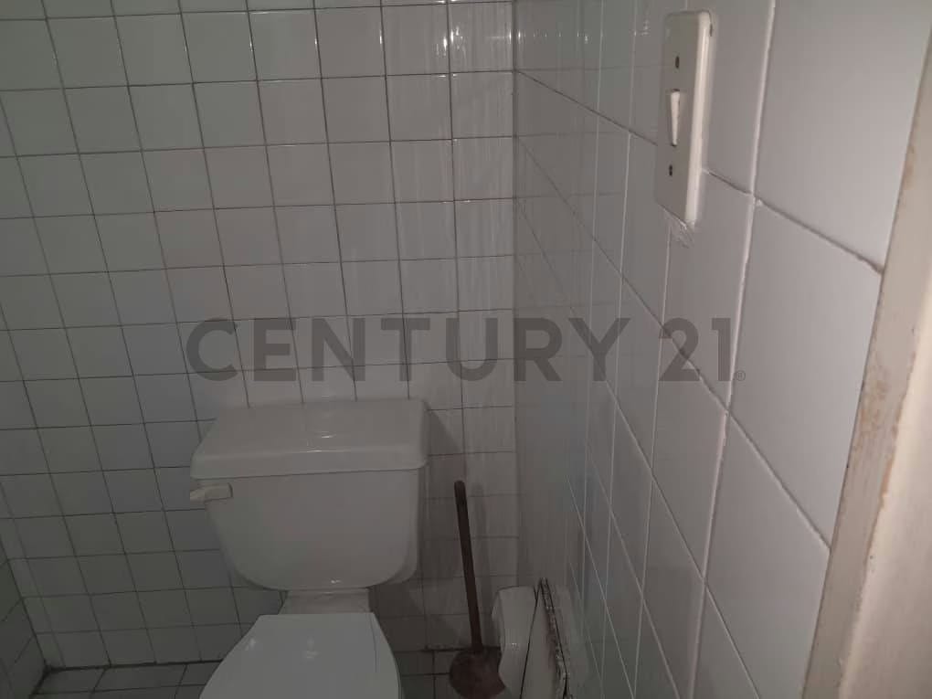 JCC- SE ALQUILA ILUMINADA OFICINA UBICADA EN EL CENTRO COMERCIAL PALO VERDE - 10