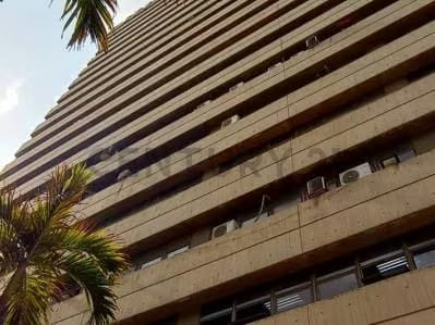 Local comercial a pie de calle, con terraza, Los Caobos (ER)