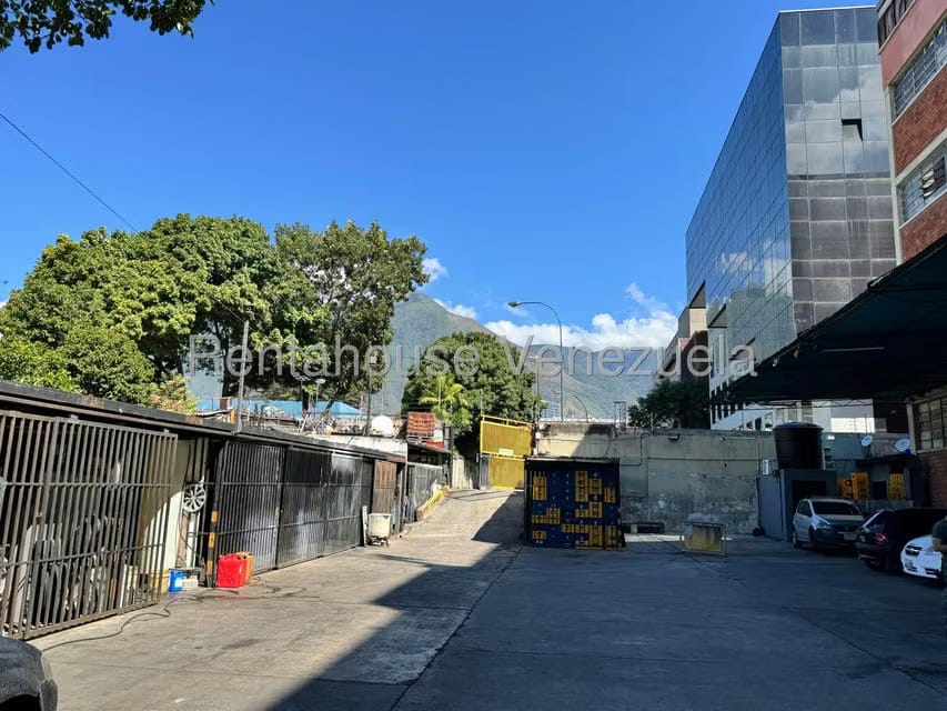 Comercial (Galpon - Deposito) en Venta en Los Cortijos de Lourdes, Distrito Metropolitano - 14