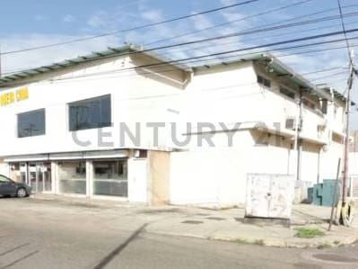 En venta edifcio comercial y residencial estructurado en tres niveles.