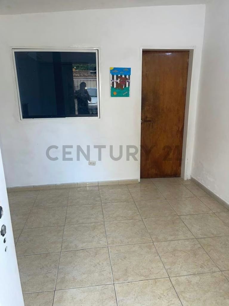 Venta de Casa con Anexo Independiente y local en Urb Parque Valencia - 2