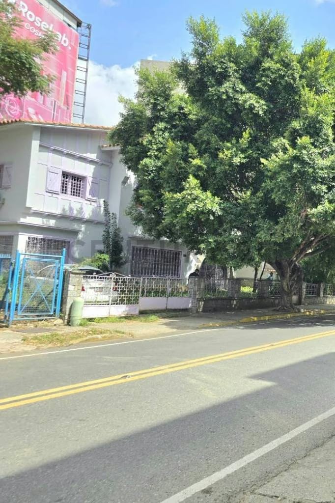 ALQUILER DE CASA-QUINTA EN LA URB. LOS NARANJOS DE LAS MERCEDES. CARACAS - 2