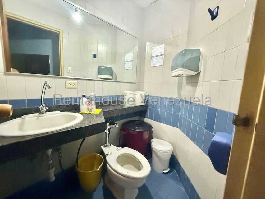 Comercial (Local Comercial) en Alquiler en Santa Paula, Distrito Metropolitano - 12