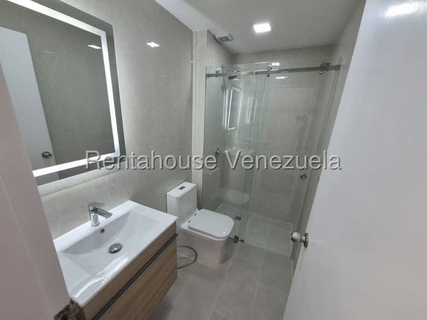 Apartamento (1 Nivel) en Alquiler en Colinas de Bello Monte, Distrito Metropolitano - 13