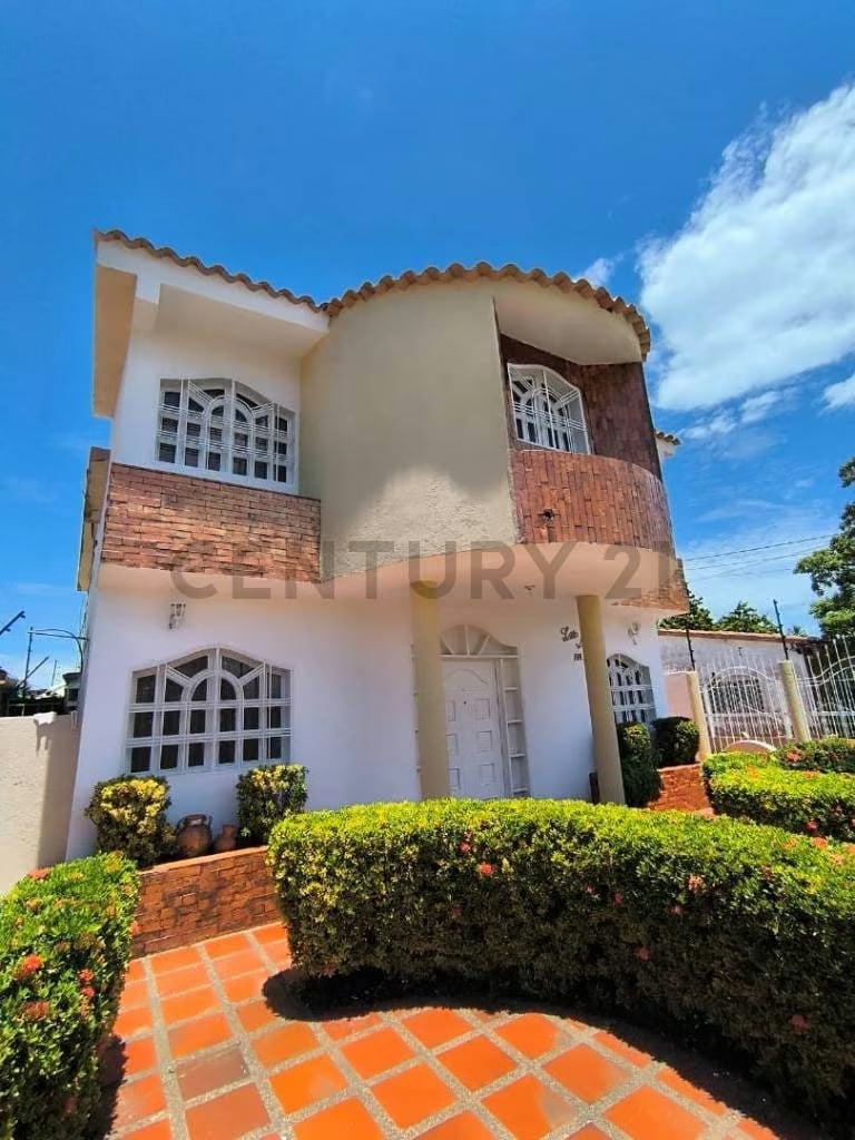En venta Casa de dos plantas de 338 m2 de comstruccion en Cuidad Ojeda - 2