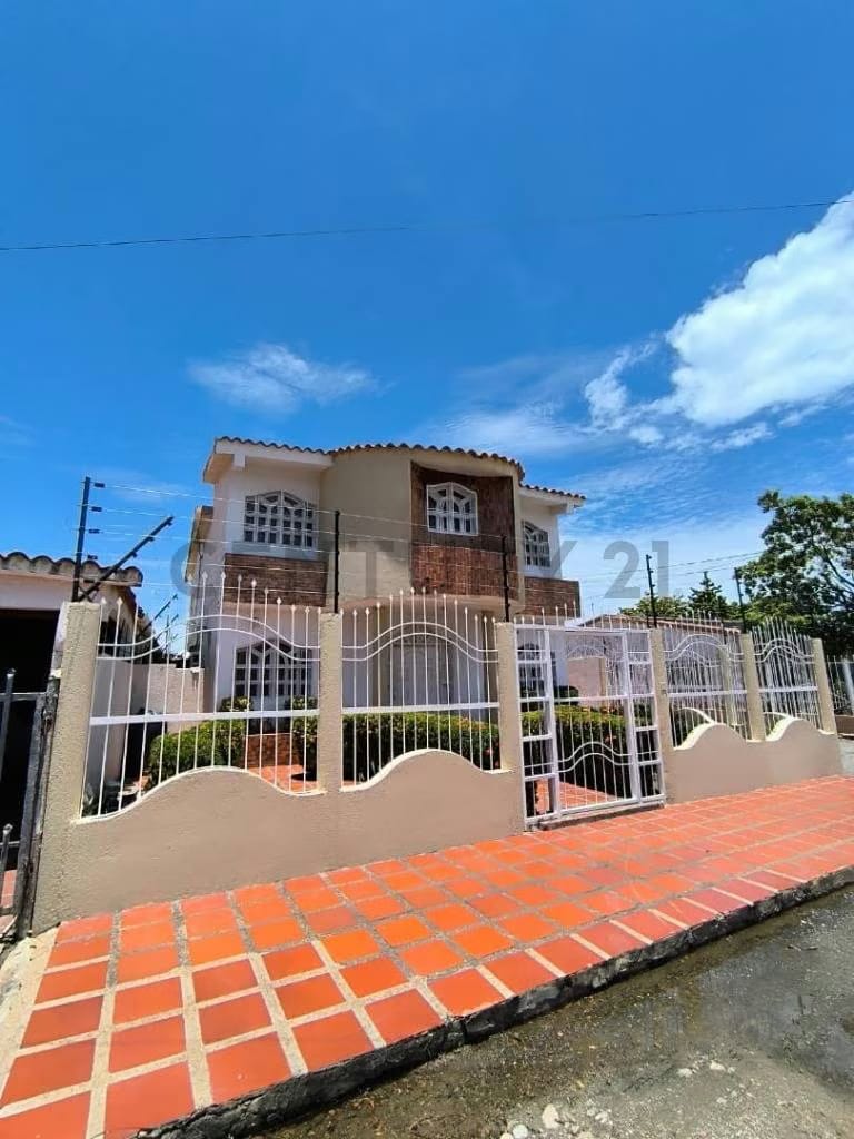 En venta Casa de dos plantas de 338 m2 de comstruccion en Cuidad Ojeda - 3