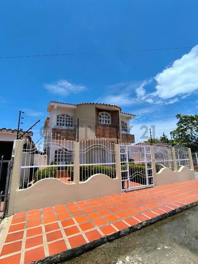 En venta Casa de dos plantas de 338 m2 de comstruccion en Cuidad Ojeda - 3