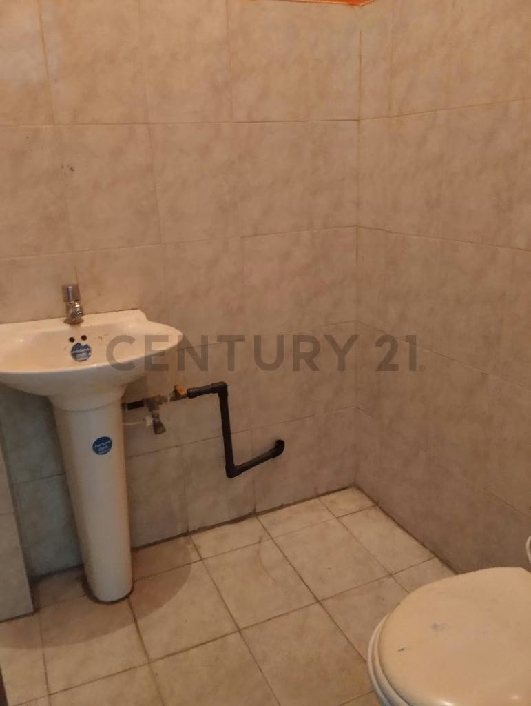 Alquila Local comercial para oficina, ubiacado al frente del Luis Aparicio - 11