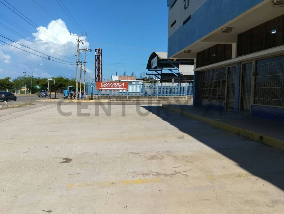 Alquila Local comercial para oficina, ubiacado al frente del Luis Aparicio - 3