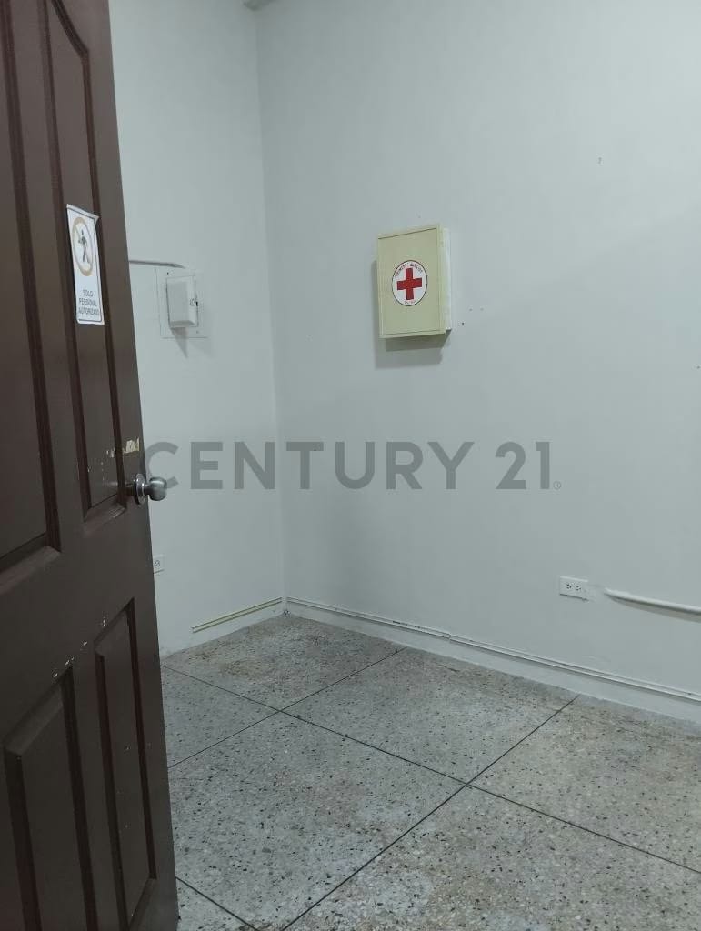 Alquila Local comercial para oficina, ubiacado al frente del Luis Aparicio - 10