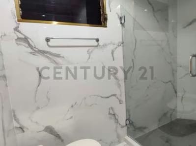 Casa bote B Remodelada de 3 niveles en Alquiler - 4