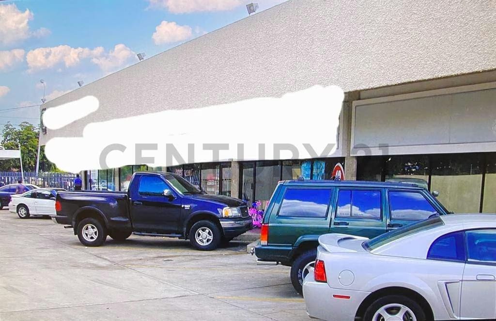 En Venta Centro Comercial y edificio para deposito en Av. La Limpia