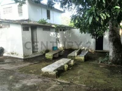 Terreno con casa en venta en Los Chorros, con un área de 3.240m2 de terreno AH - 10