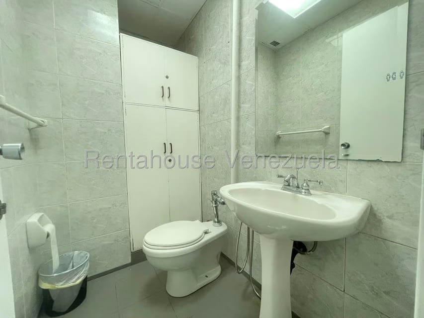 Comercial (Oficina) en Alquiler en El Rosal, Distrito Metropolitano - 17