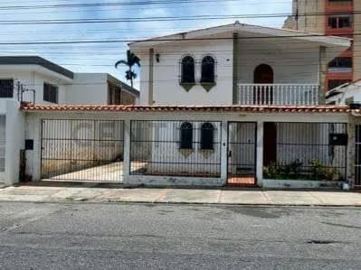 En Venta Casa en La Urb. del Este potencial calle de uso potencial, Excelente ubicaci&ograv - 2