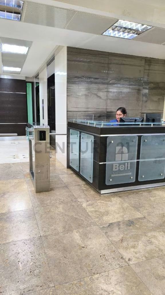 se alquila oficina en la torre Bell Puerto Ordaz piso 5 - 4