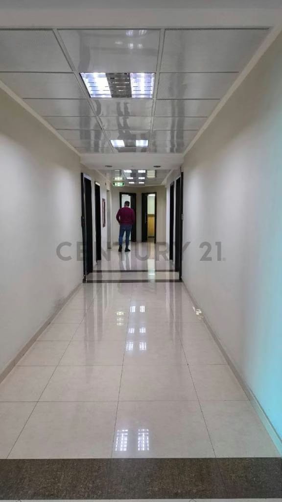 se alquila oficina en la torre Bell Puerto Ordaz piso 5 - 8