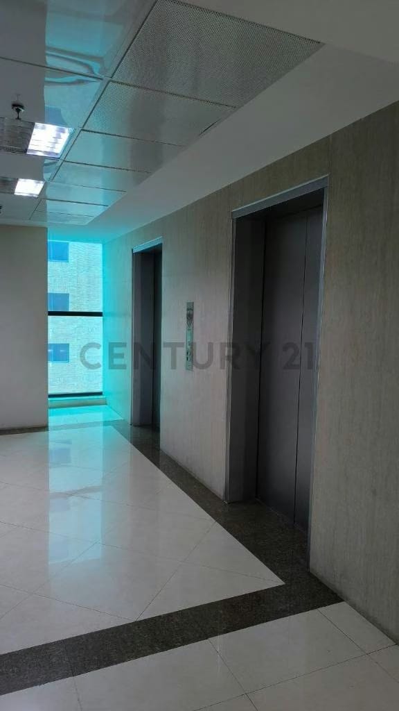 se alquila oficina en la torre Bell Puerto Ordaz piso 5 - 9