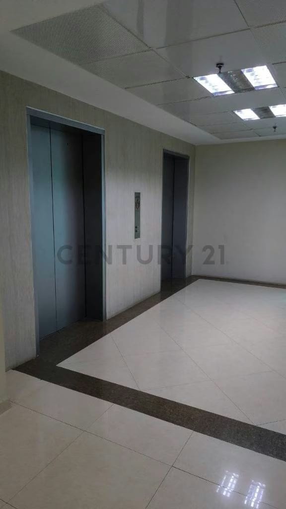 se alquila oficina en la torre Bell Puerto Ordaz piso 5 - 10