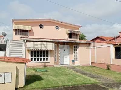 Hermosa Casa de 2 plantas Estilo Americano Alto Lar. Alto Barinas Norte