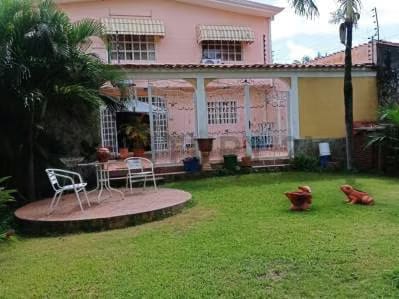 Hermosa Casa de 2 plantas Estilo Americano Alto Lar. Alto Barinas Norte - 5