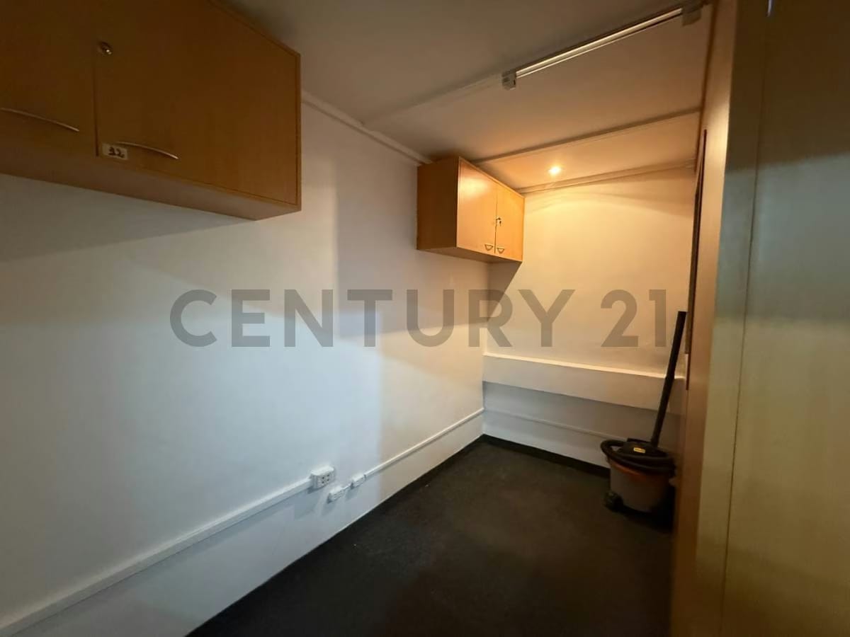 Se alquila oficina en Sabana Grande - 13