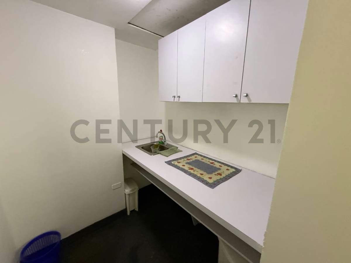 Se alquila oficina en Sabana Grande - 14