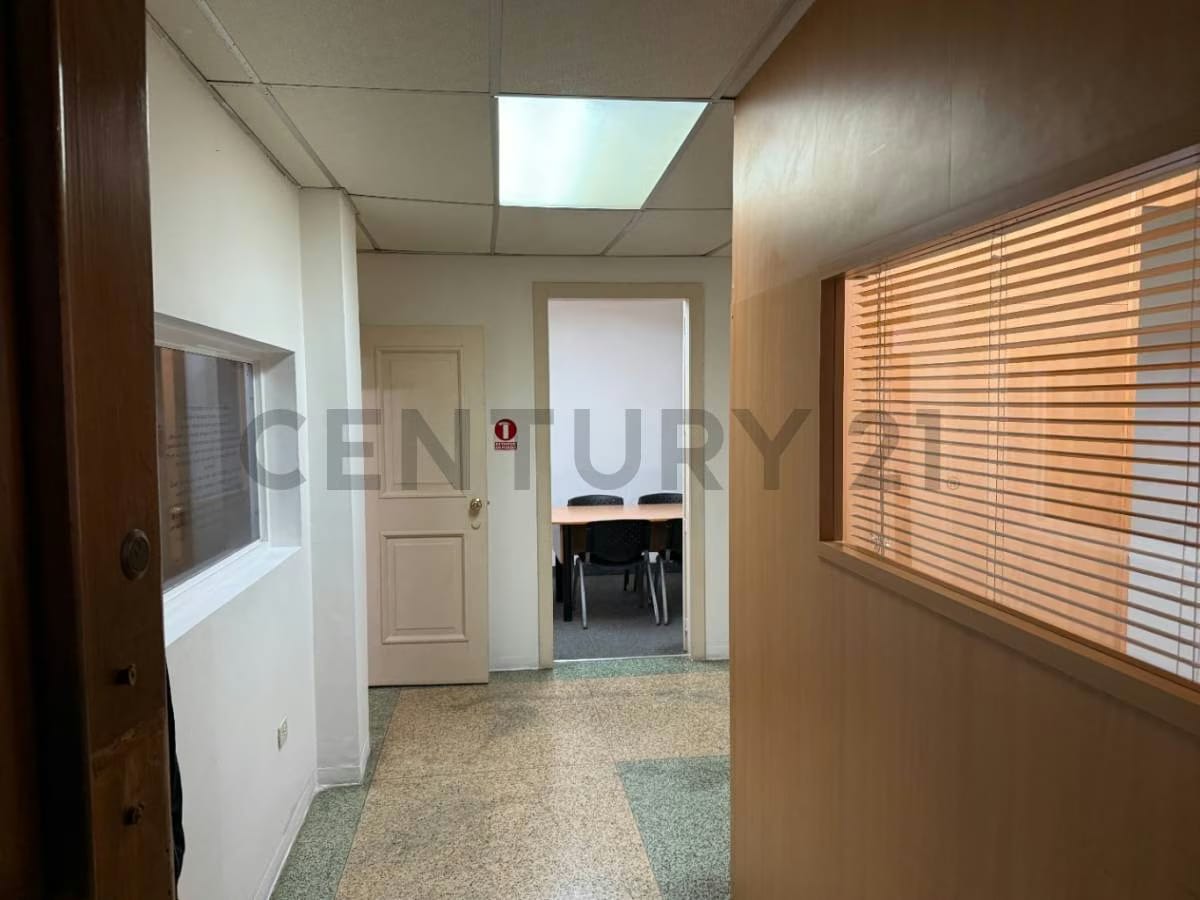 Se alquila oficina en Sabana Grande - 4