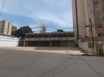 Amplia oficinas con excelente ubicacion sector La Lago - 3