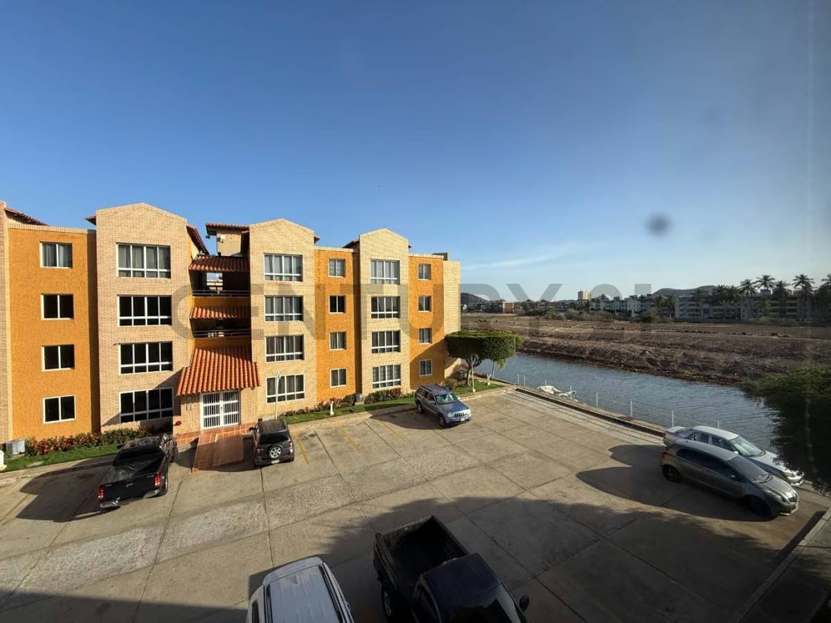 EN VENTA APARTAMENTO EN LECHERIA C R MARINA DEL REY - 9