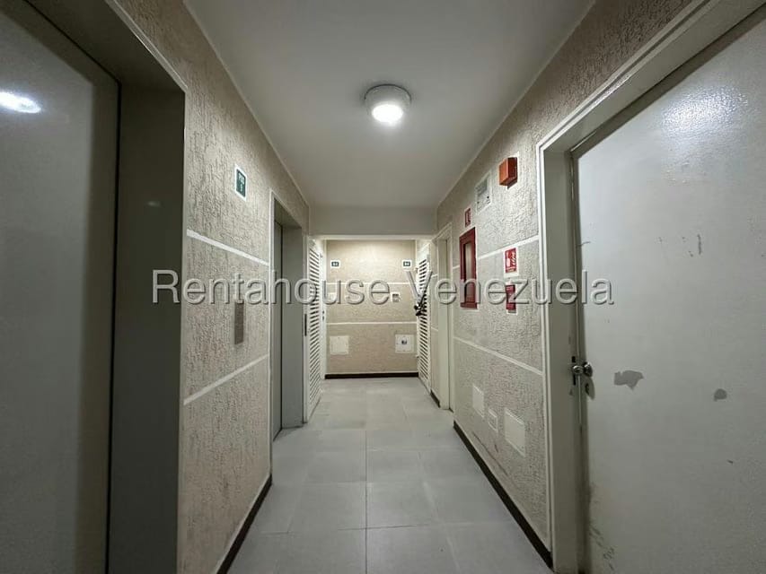 Apartamento (1 Nivel) en Alquiler en Los Chaguaramos, Distrito Metropolitano - 2