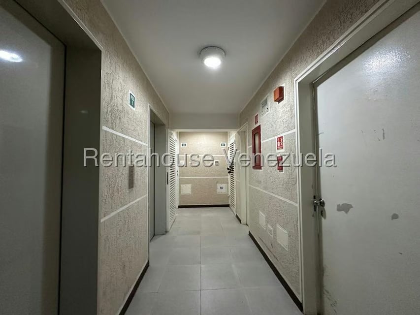 Apartamento (1 Nivel) en Alquiler en Los Chaguaramos, Distrito Metropolitano - 2