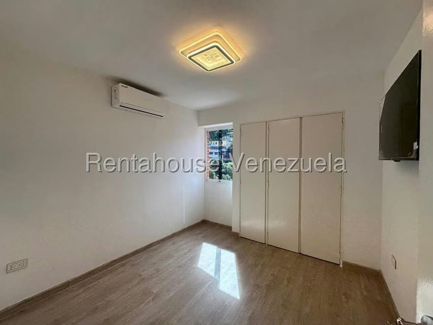 Apartamento (1 Nivel) en Alquiler en Los Chaguaramos, Distrito Metropolitano - 25