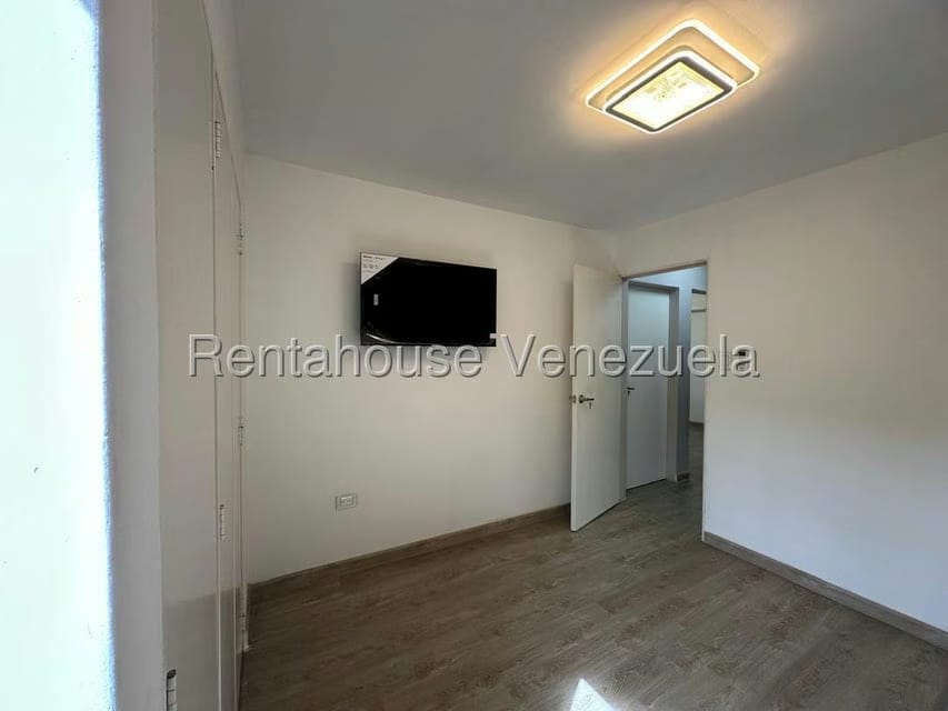 Apartamento (1 Nivel) en Alquiler en Los Chaguaramos, Distrito Metropolitano - 26