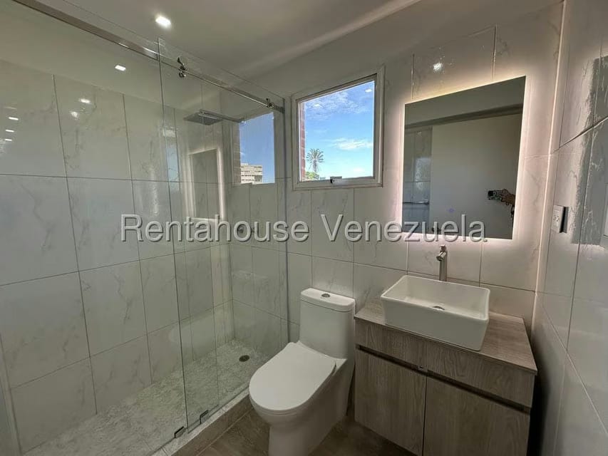 Apartamento (1 Nivel) en Alquiler en Los Chaguaramos, Distrito Metropolitano - 32