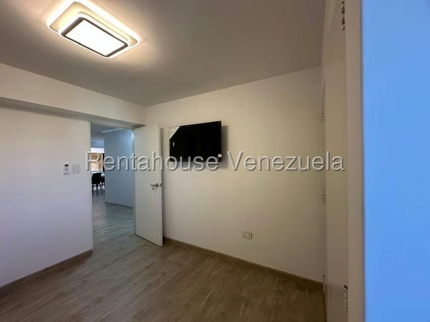 Apartamento (1 Nivel) en Alquiler en Los Chaguaramos, Distrito Metropolitano - 35