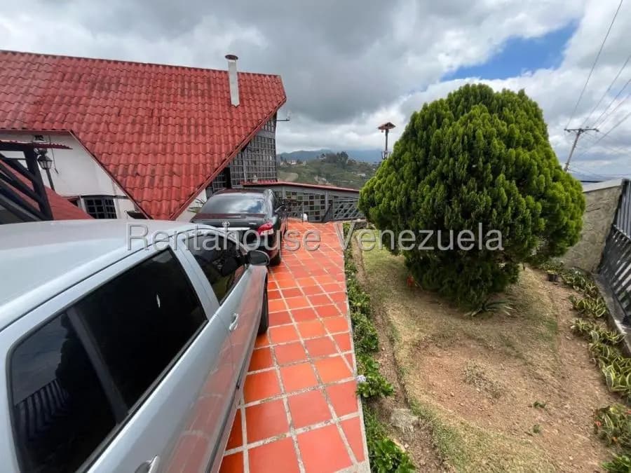Casa en Venta en La Colonia Tovar Caracas