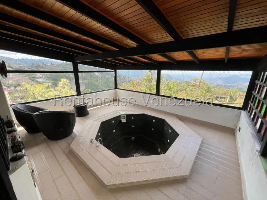 Casa en Venta en La Colonia Tovar Caracas - 2