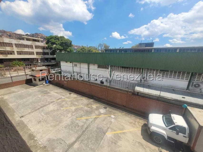Comercial (Edificio) en Alquiler en La Urbina, Distrito Metropolitano - 2