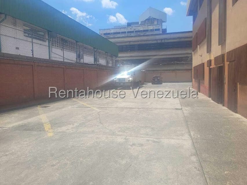 Comercial (Edificio) en Alquiler en La Urbina, Distrito Metropolitano - 4
