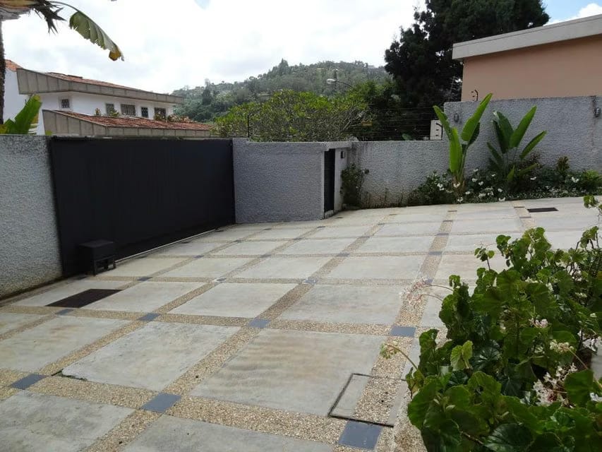 Casa (Duplex) en Venta en Colinas del Tamanaco, Distrito Metropolitano - 2