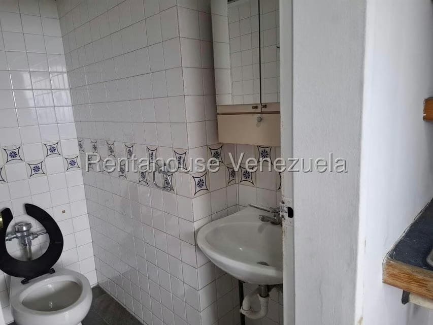 Comercial (Local Comercial) en Alquiler en Los Palos Grandes, Distrito Metropolitano - 8