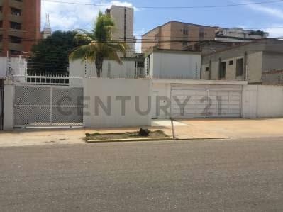 Versátil y amplia casa ideal para oficinas y/o uso residencial