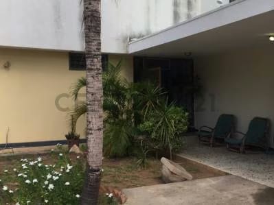 Versátil y amplia casa ideal para oficinas y/o uso residencial - 2