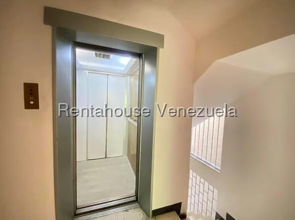 Apartamento (1 Nivel) en Venta en Cumbres de Curumo, Distrito Metropolitano - 2