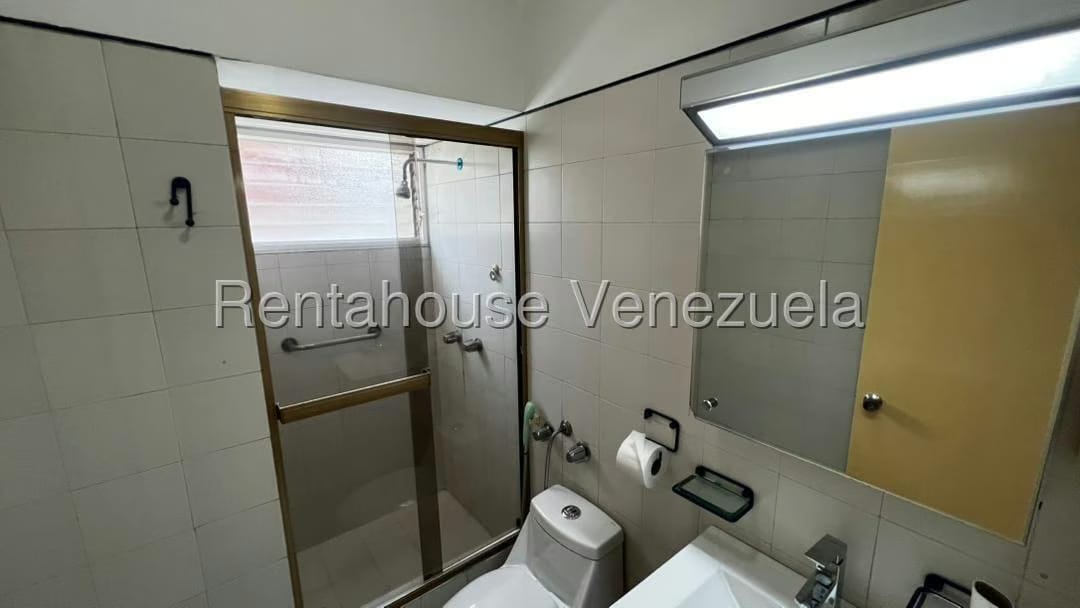 Apartamento (1 Nivel) en Alquiler en La Florida, Distrito Metropolitano - 19