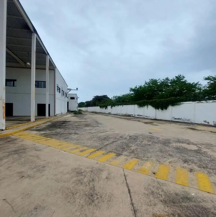 Galpon en Venta en Av. Ernesto Branger Valencia - 12