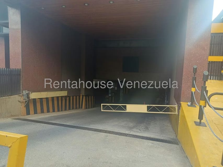 Comercial (Estacionamiento) en Venta en Los Dos Caminos, Distrito Metropolitano - 2